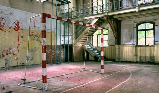 Altes Tor in verlassener Turnhalle.